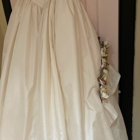 Wedding dress - Picture 3 of 16